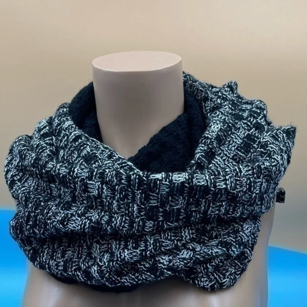 Black / White Knitted Winter Scarf